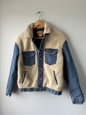 (36) ONLY Sherpa-Lined Denim Jacket in Cream and Blue
